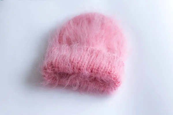 Beyaz bir arka plan üzerinde elle çok kabarık ve sıcak şapka pembe örgü