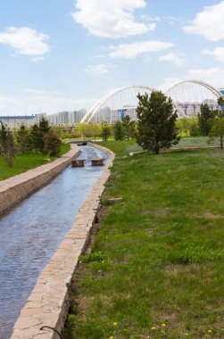 Taş bir kanalda değil banka Astana şehir güneşli bir parkta küçük bir dere