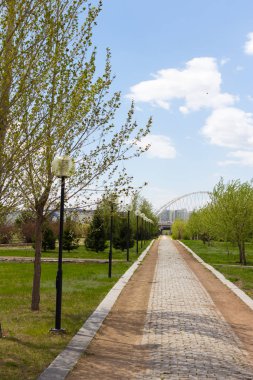 Astana Park Bridge'de önde gelen taş yolu. Güneşli gün