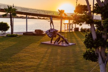 30-Jun-2019, Fethiye, Türkiye. Parkta balık tutan cesur genç adam.