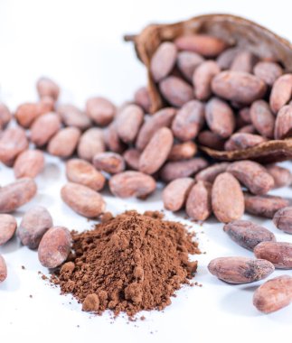 kakao çekirdekleri ve beyaz üzerine kakao meyve