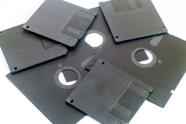5 inç ve beyaz 3 inç diskete çeşitli yaşlı eskimiş