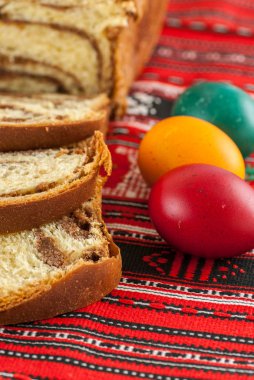 Geleneksel ortodoks sünger keki ve renkli paskalya yumurtaları