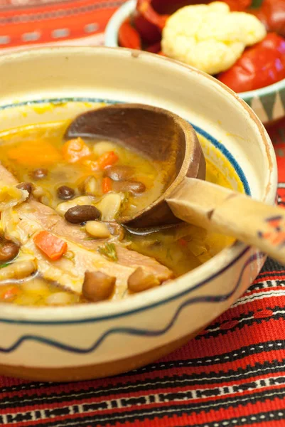 Schüssel Mit Köstlicher Bohnensuppe Mit Geräuchertem Fleisch Und Verschiedenen Essiggurken — Stockfoto