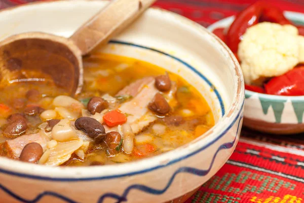 Schüssel Mit Köstlicher Bohnensuppe Mit Geräuchertem Fleisch Und Verschiedenen Essiggurken — Stockfoto