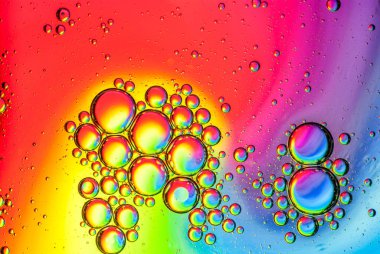 Su üzerindeki yağ kabarcıklarından oluşan soyut çok renkli arkaplan