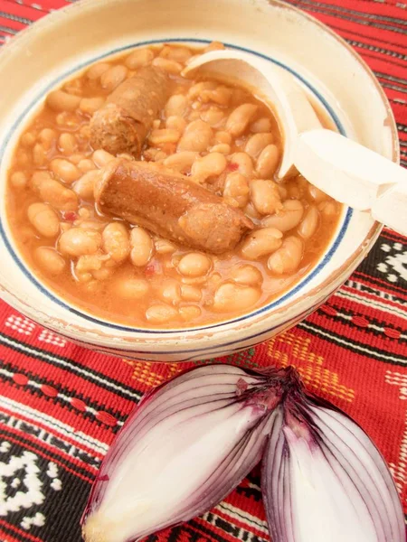 Fagioli Della Cucina Tradizionale Con Salsiccia Cipolla Rossa — Foto Stock