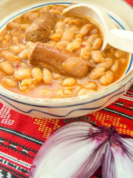 Fagioli Della Cucina Tradizionale Con Salsiccia Cipolla Rossa — Foto Stock