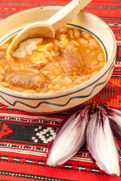 Traditionelle Küche Bohnen Mit Wurst Und Roten Zwiebeln — Stockfoto