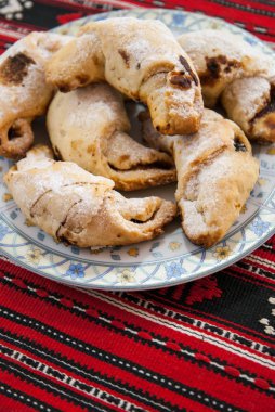 Geleneksel Romen tatlı Coltunasi reçelli Cornulete köftesi veya Türk lezzeti