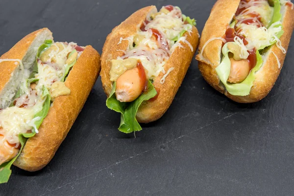 Deliciosos Hot Dogs Caseros Pizarra Negra Foto Cerca — Foto de Stock