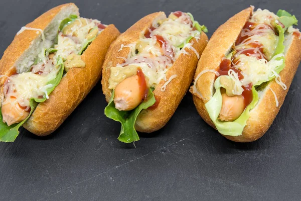 Deliciosos Hot Dogs Caseros Pizarra Negra Foto Cerca — Foto de Stock