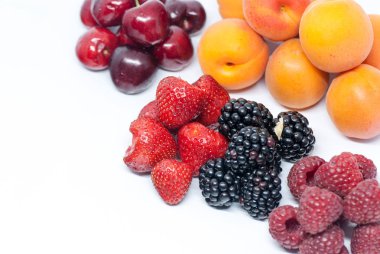 Çeşit çeşit yaz meyveleri çilek kayısı böğürtlen ve ahududu fotokopi alanı