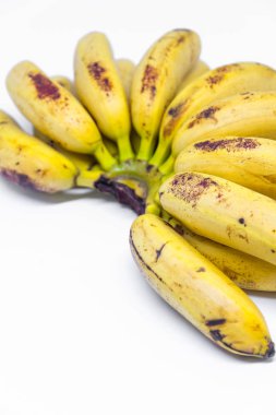 Beyaz arka planda taze, lezzetli muzlar ve fotokopi alanı.