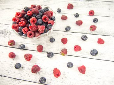 Bir kase yaban mersini, ahududu ve meyve.