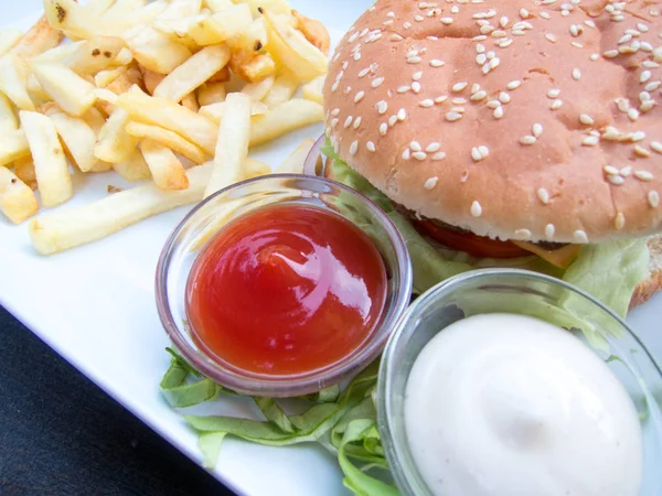 Hamburguesas Fritas Salsas — Foto de Stock