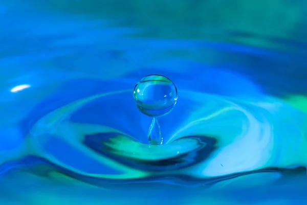 Pure Water Droplet Splashing Water Surface Forming Beautiful Shapes Abstract — Stock Photo, Image