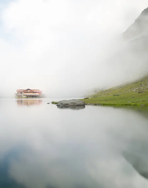 Шале Balea Возле Озера Балея Трансфагарасанской Дороге Румыния Туманный День — стоковое фото