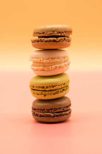 Köstliche Macarons Auf Warmfarbigem Hintergrund Gestapelt — Stockfoto