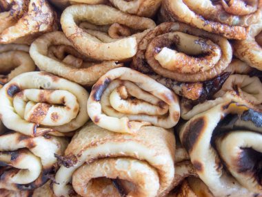 Bir yığın katlanmış lezzetli krep reçelle dolu.