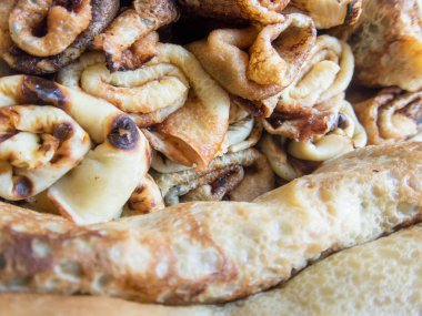 Bir yığın katlanmış lezzetli krep reçelle dolu.