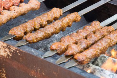 Geleneksel doğulu adana kebabı pişirmek