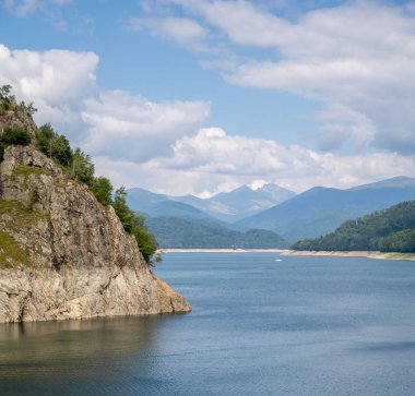 Romanya transfagarasan yolundaki Vidraru Gölü 'nden dağ manzarası. Negoiu zirvesi uzakta.
