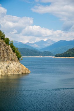 Romanya transfagarasan yolundaki Vidraru Gölü 'nden dağ manzarası. Negoiu zirvesi uzakta.