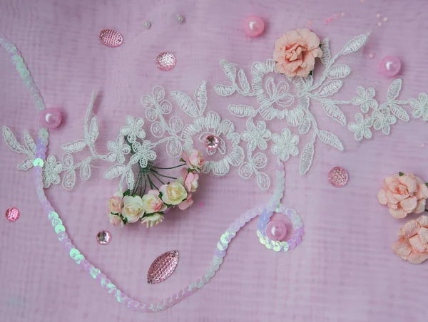 Rosa Blumen und Perlen — Stockfoto