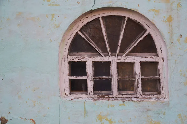 Pencereli eski duvarın arkaplanı — Stok fotoğraf