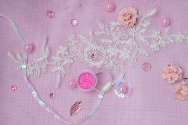 pembe çiçekler ve boncuklar