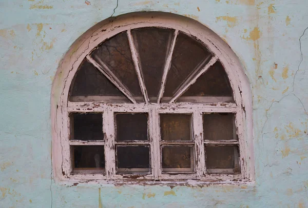 Fundo da parede velha com janela — Fotografia de Stock