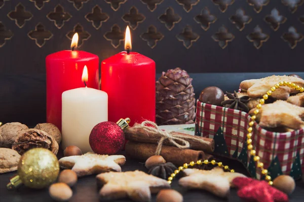 Рождественское печенье со свечами — стоковое фото