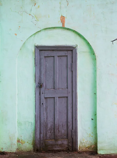 Kapısı olan eski duvarın arkaplanı — Stok fotoğraf
