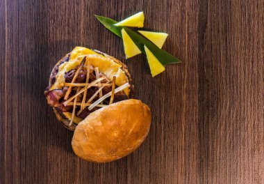 Ananas-bacon hamburger üstten görünüm iki yakalama