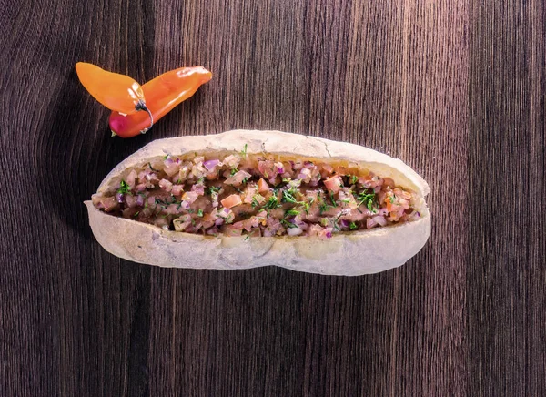 Doğranmış tamato ile Choripan bir yakalama