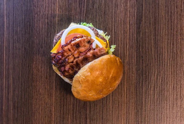Üstten Görünüm bacon hamburger bir yakalama