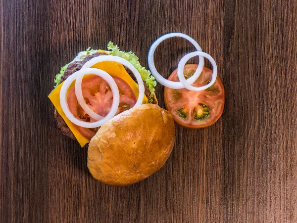 Pohled shora chutný hamburger zachytit dvě — Stock fotografie