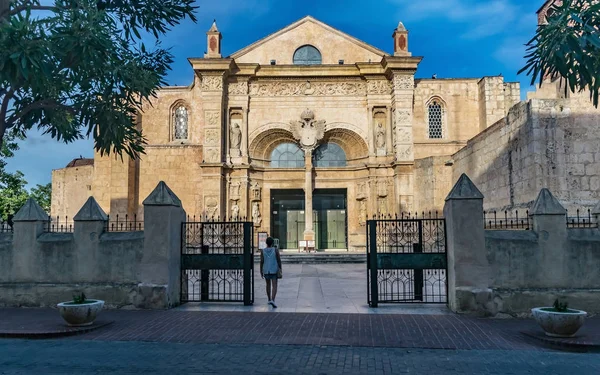 Katedral girişinde