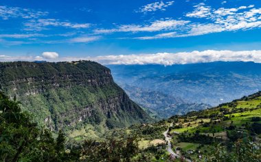 Mavi gök Yeşil Vadi ve dağlar