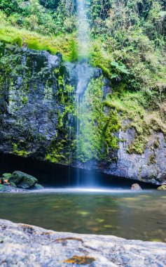 Kristal berraklığında su akan dikey görünüm aşağı, uzun pozlama
