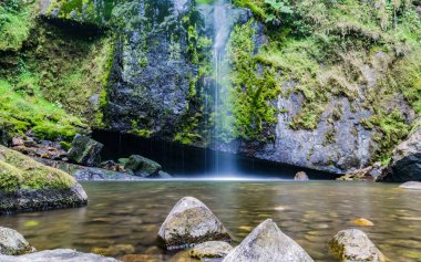 Uzun pozlama kristal berraklığında su aşağı akan manzara vie