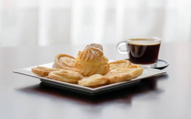 Kolombiyalı fırın ürünleri yemeye hazır bir fincan kahve eşliğinde