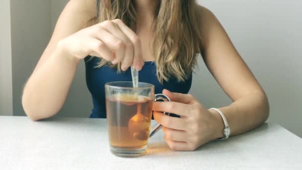女性の手が熱いお茶のカップを開催を間近します。 — ストック動画