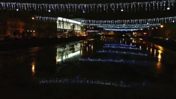 Ночной вид на город Санкт-Петербург. Свет над рекой — стоковое видео