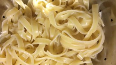 «Ana sayfa» görünümü: Udon erişte bir tavada yatıyor. Mutfak konsepti