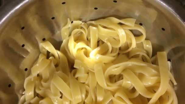 Ovanifrån: Udon-nudlar ligger i en stekpanna. Kök-konceptet — Stockvideo