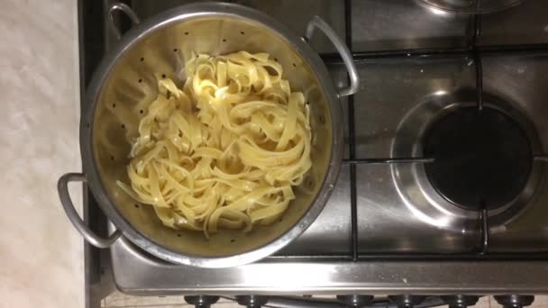 Vue du dessus : Udon-nouille se trouve dans une casserole. Casserole sur une cuisinière à gaz. Eau bouillante — Video