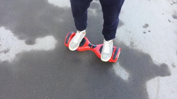 Mann fährt Hoverboard oder elektrische selbstausgleichende Gyro-Scooter-Board auf dem seitlichen Spaziergang im Freien. Elektrischer Personentransport — Stockvideo