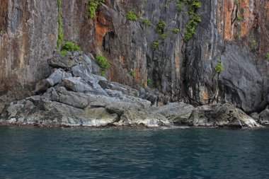 Deniz kenarında El Nido Filipinler kayalarda görüntüleyin